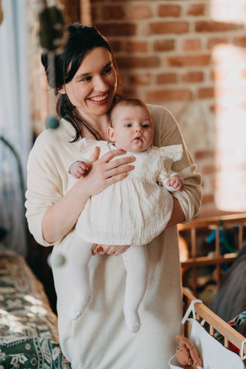 Zdjęcia rodzinne w domu, portret matki, fotografia dziecięca