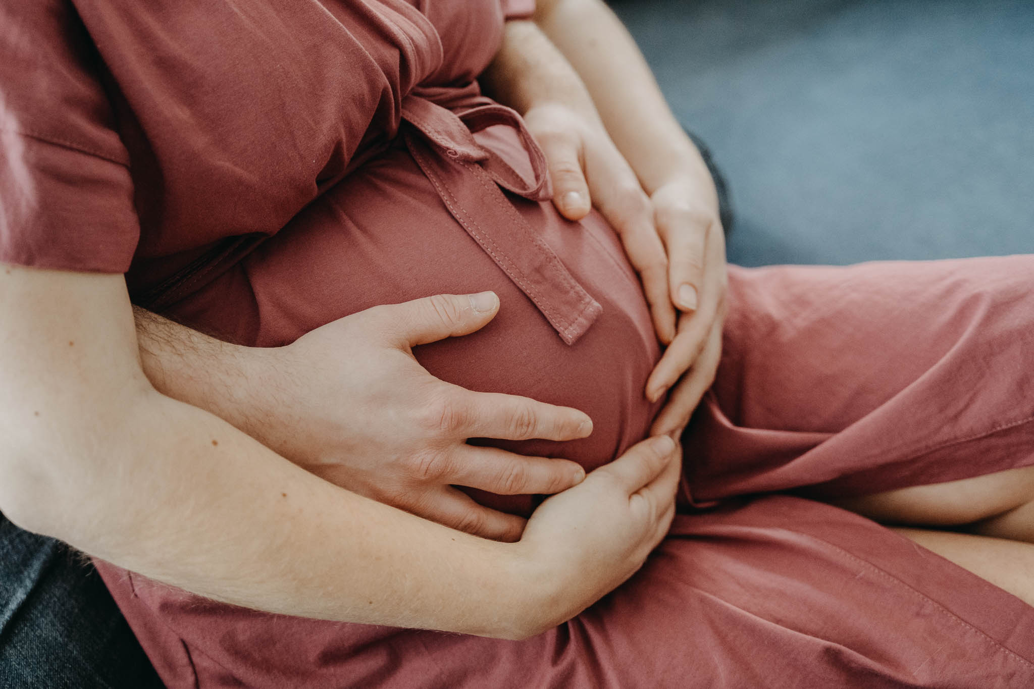 sesja ciążowa w domu, brzuszek, jak sie ubrac na zdjęcia ciążowe